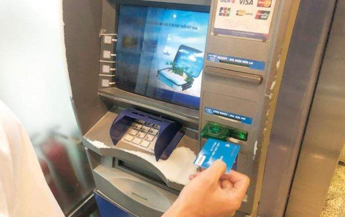 Thủ tục rút tiền mặt vô cùng đơn giản, được thực hiện tại các cây ATM trên cả nước
