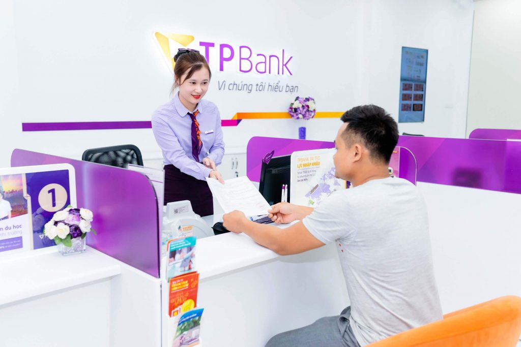 Nhân viên ngân hàng sẽ hỗ trợ khách hàng thực hiện thủ tục rút tiền từ thẻ tín dụng