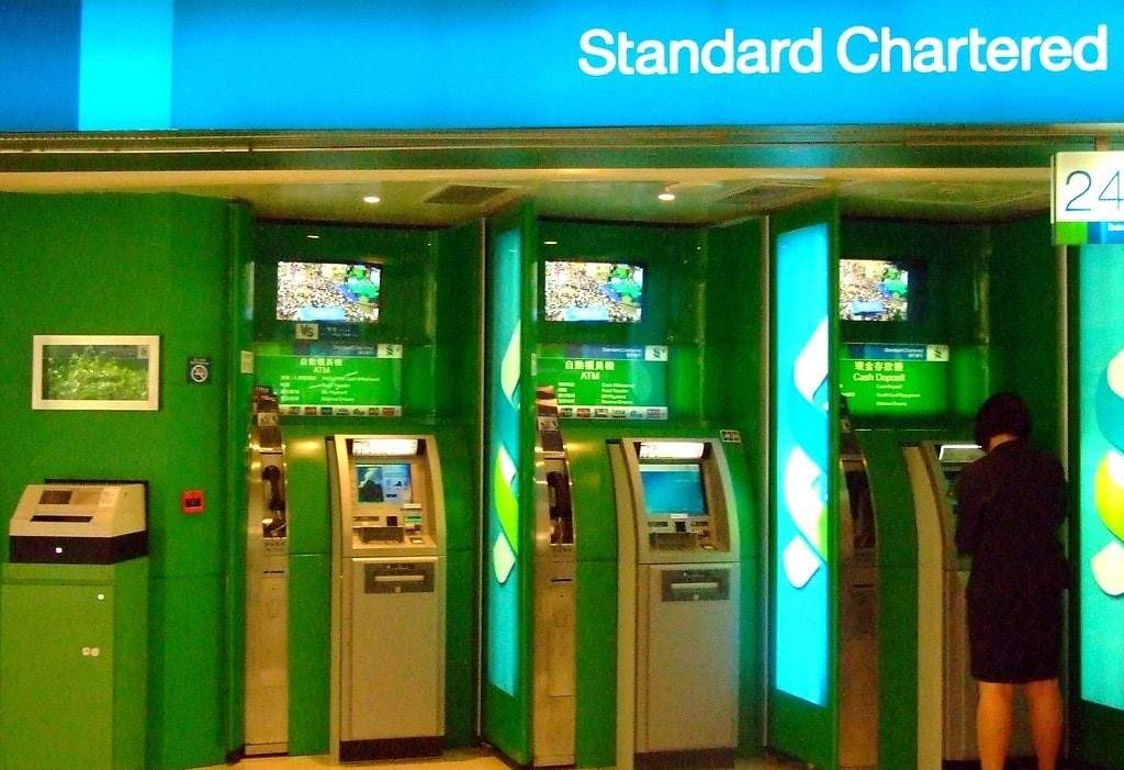 Khách hàng rút tiền bằng thẻ tín dụng Standard Chartered tại cây ATM